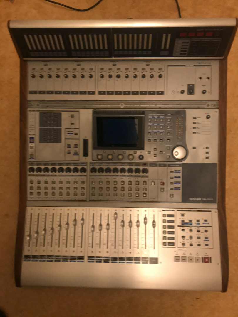 Tascam DM-3200 IF-FW/DM MkII, IF-AD/DM, Meterbridge MU-1000 und